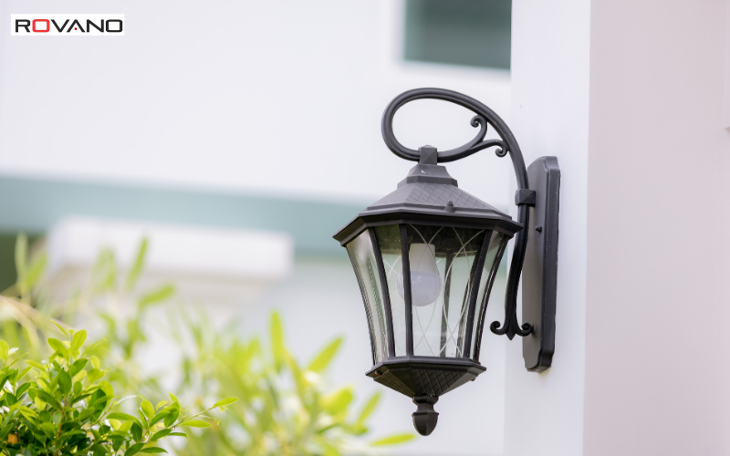 Sử dụng đèn ngoài trời để bố trí tường nhà