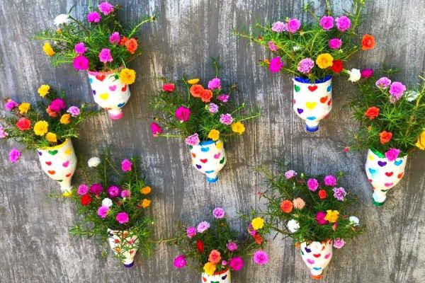 Vật liệu tái chế là gợi ý tuyệt vời làm đẹp tường ngoài trời